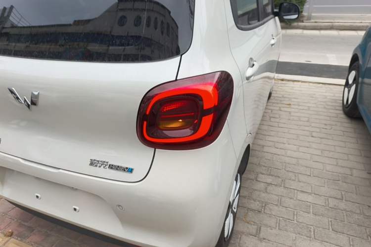 Used Wuling Hongguang MINIEV 2025 Four-Door Version Advanced Edition Right Rear Taillight