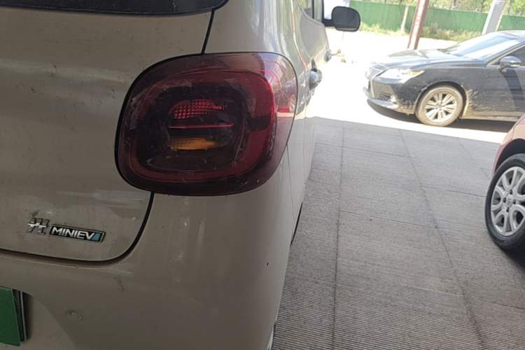 Used Wuling Hongguang MINIEV 2025 Four-Door Version Advanced Edition Right Rear Taillight