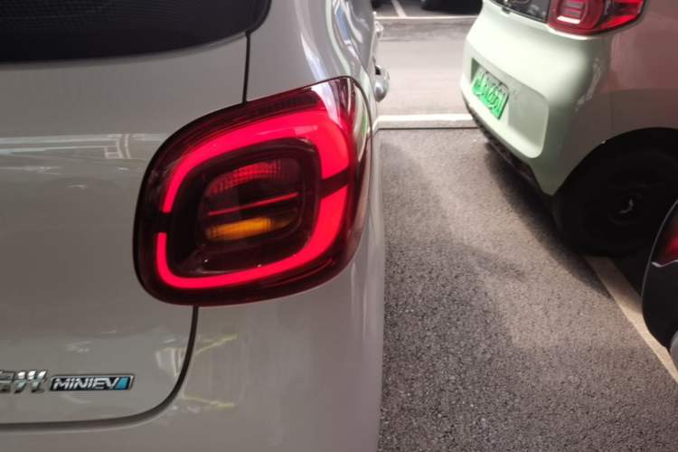 Used Wuling Hongguang MINIEV 2025 Four-Door Version Advanced Edition Right Rear Taillight