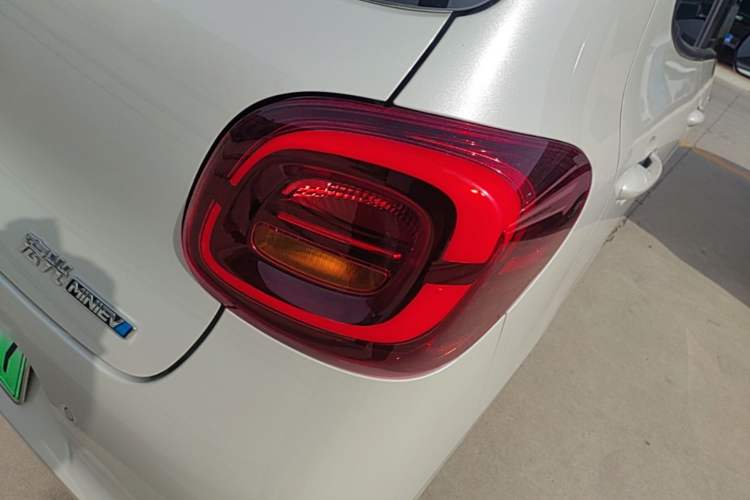 Used Wuling Hongguang MINIEV 2025 Four-Door Version Advanced Edition Right Rear Taillight