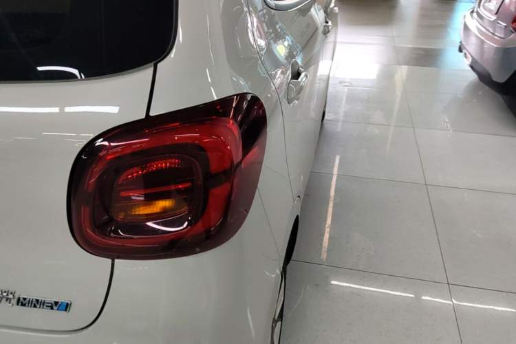 Used Wuling Hongguang MINIEV 2025 Four-Door Version Advanced Edition Right Rear Taillight