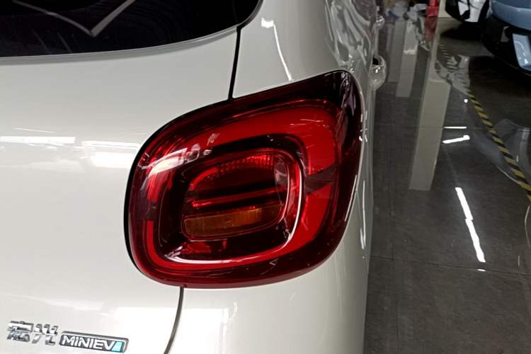 Used Wuling Hongguang MINIEV 2025 Four-Door Version Advanced Edition Right Rear Taillight