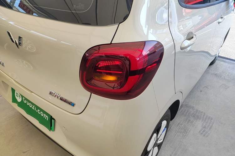 Used Wuling Hongguang MINIEV 2025 Four-Door Version Advanced Edition Right Rear Taillight