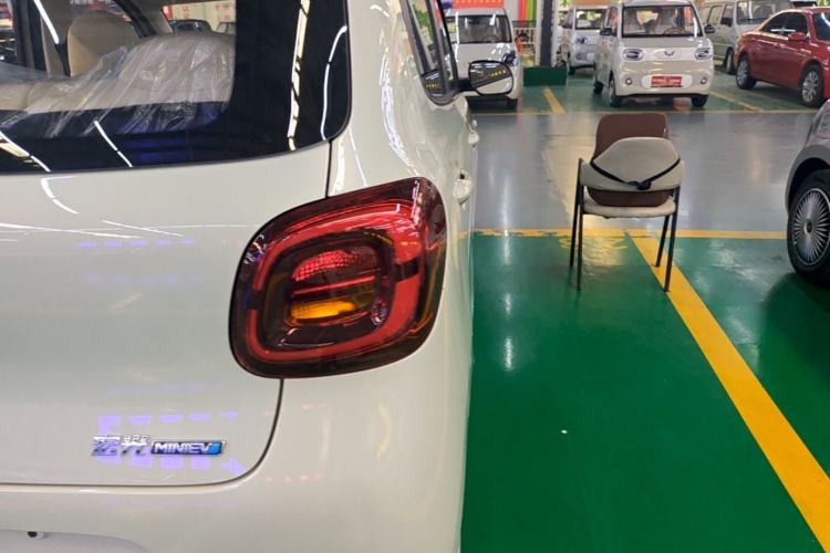 Used Wuling Hongguang MINIEV 2025 Four-Door Version Advanced Edition Right Rear Taillight