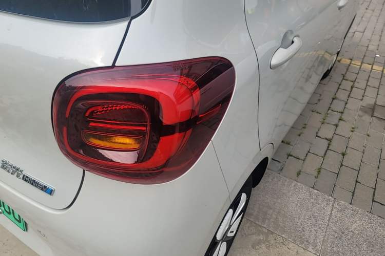 Used Wuling Hongguang MINIEV 2025 Four-Door Version Advanced Edition Right Rear Taillight