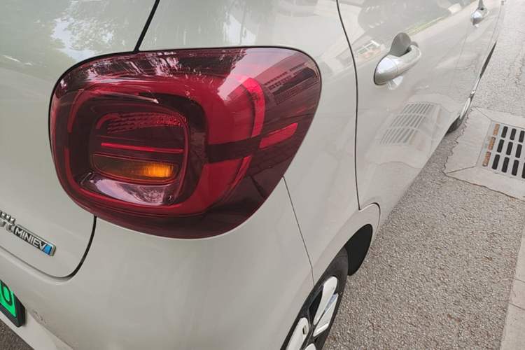 Used Wuling Hongguang MINIEV 2025 Four-Door Version Advanced Edition Right Rear Taillight
