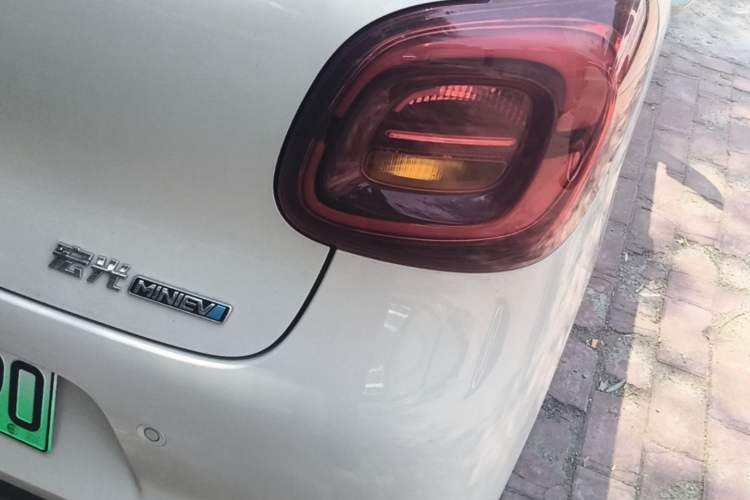 Used Wuling Hongguang MINIEV 2025 Four-Door Version Advanced Edition Right Rear Taillight