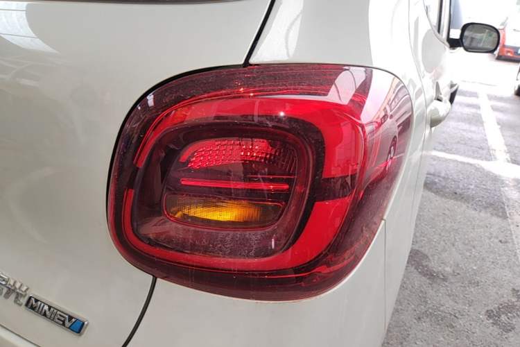 Used Wuling Hongguang MINIEV 2025 Four-Door Version Advanced Edition Right Rear Taillight
