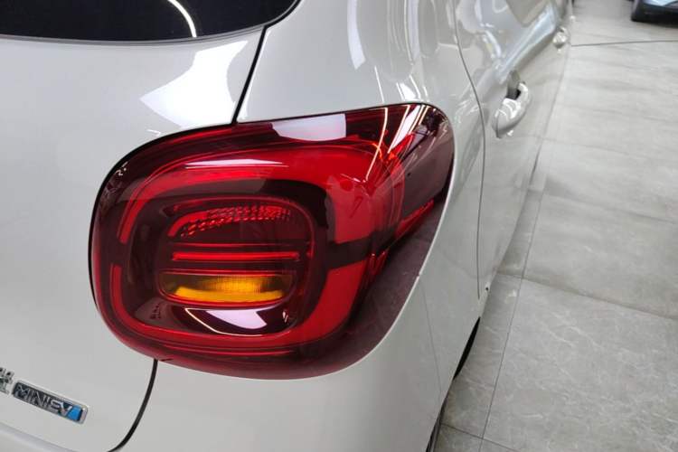 Used Wuling Hongguang MINIEV 2025 Four-Door Version Zhenxiang+ Edition Right Rear Taillight