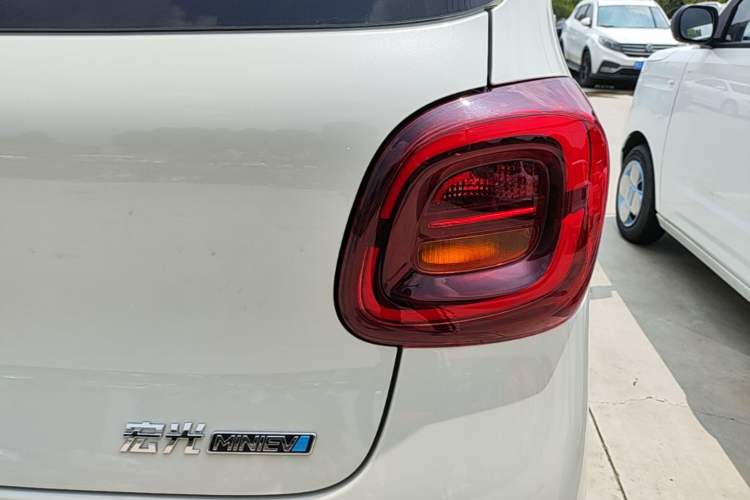 Used Wuling Hongguang MINIEV 2025 Four-Door Version Advanced Edition Right Rear Taillight