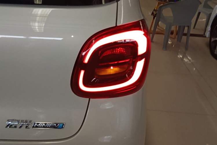 Used Wuling Hongguang MINIEV 2025 Four-Door Version Advanced Edition Right Rear Taillight