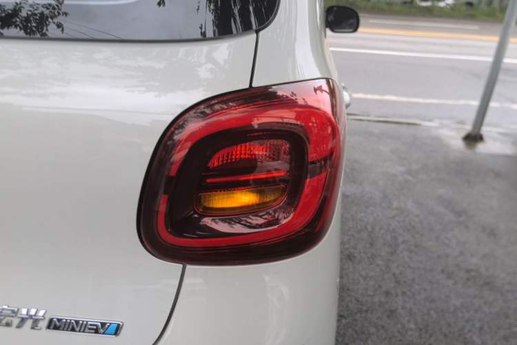 Used Wuling Hongguang MINIEV 2025 Four-Door Version Advanced Edition Right Rear Taillight