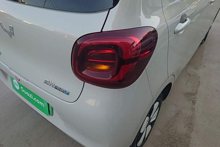 Used Wuling Hongguang MINIEV 2025 Four-Door Version Advanced Edition Right Rear Taillight