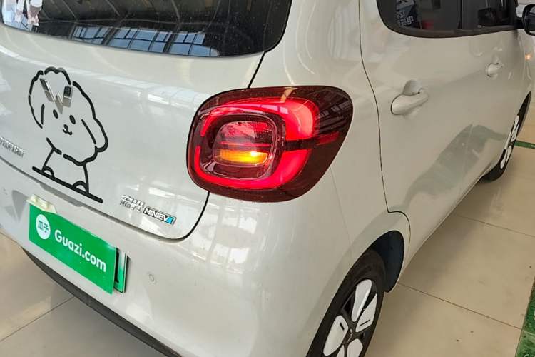 Used Wuling Hongguang MINIEV 2025 Four-Door Version Advanced Edition Right Rear Taillight