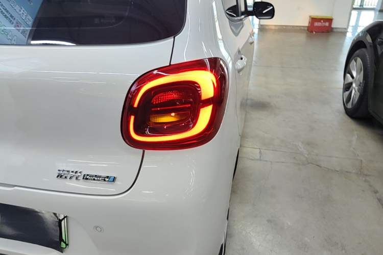 Used Wuling Hongguang MINIEV 2025 Four-Door Version Advanced Edition Right Rear Taillight