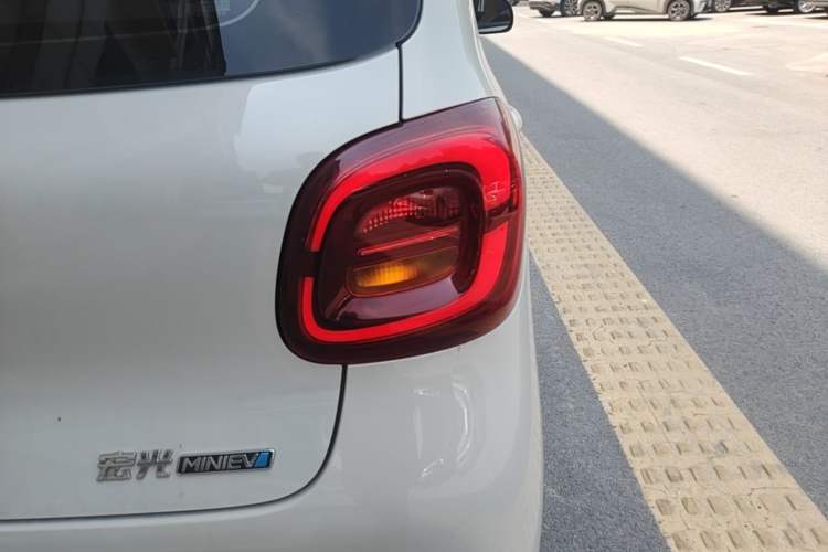 Used Wuling Hongguang MINIEV 2025 Four-Door Version Advanced Edition Right Rear Taillight