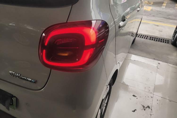 Used Wuling Hongguang MINIEV 2025 Four-Door Version Advanced Edition Right Rear Taillight
