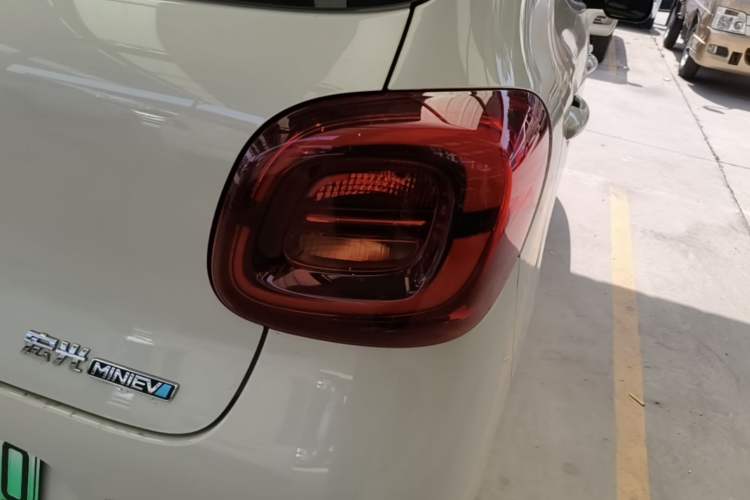 Used Wuling Hongguang MINIEV 2025 Four-Door Version Advanced Edition Right Rear Taillight