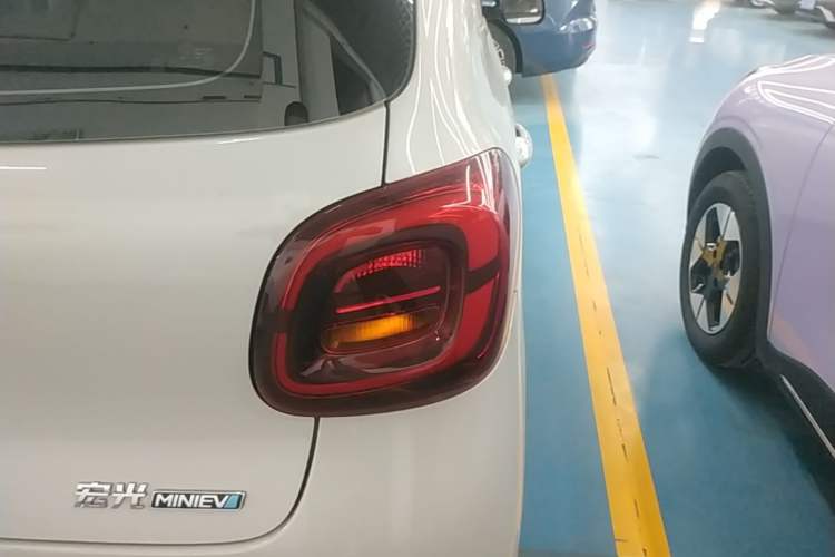 Used Wuling Hongguang MINIEV 2025 Four-Door Version Advanced Edition Right Rear Taillight