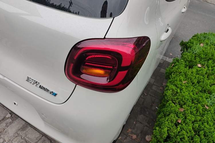 Used Wuling Hongguang MINIEV 2025 Four-Door Version Advanced Edition Right Rear Taillight