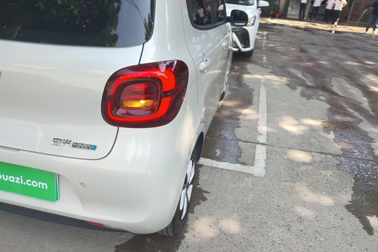 Used Wuling Hongguang MINIEV 2025 Four-Door Version Advanced Edition Right Rear Taillight