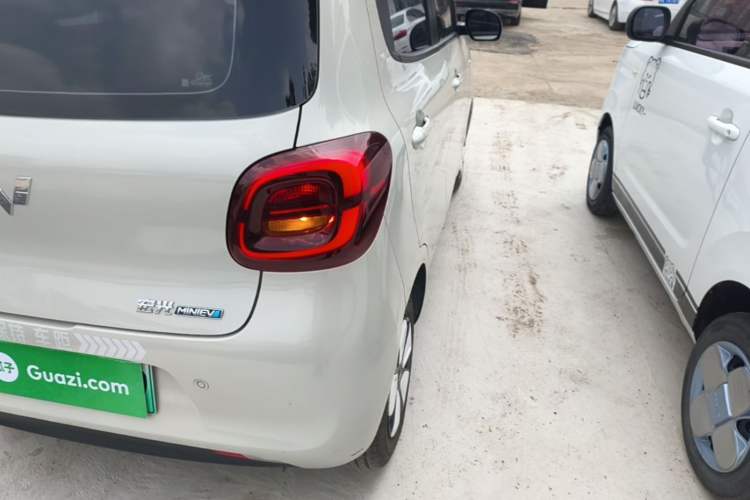 Used Wuling Hongguang MINIEV 2025 Four-Door Version Advanced Edition Right Rear Taillight