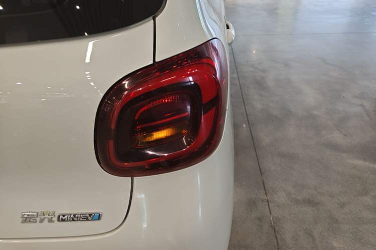 Used Wuling Hongguang MINIEV 2025 Four-Door Version Advanced Edition Right Rear Taillight