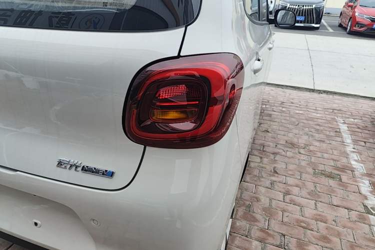 Used Wuling Hongguang MINIEV 2025 Four-Door Version Advanced Edition Right Rear Taillight