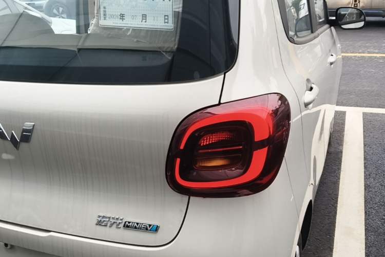 Used Wuling Hongguang MINIEV 2025 Four-Door Version Advanced Edition Right Rear Taillight