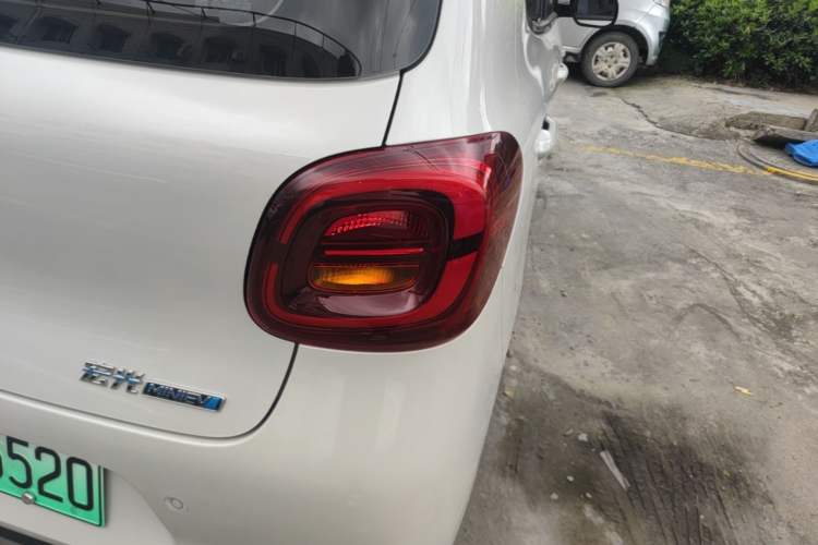 Used Wuling Hongguang MINIEV 2025 Four-Door Version Advanced Edition Right Rear Taillight