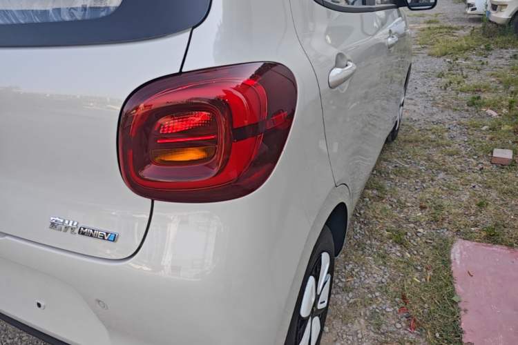Used Wuling Hongguang MINIEV 2025 Four-Door Version Advanced Edition Right Rear Taillight