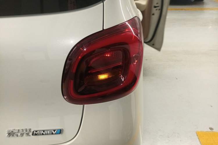 Used Wuling Hongguang MINIEV 2025 Four-Door Version Advanced Edition Right Rear Taillight