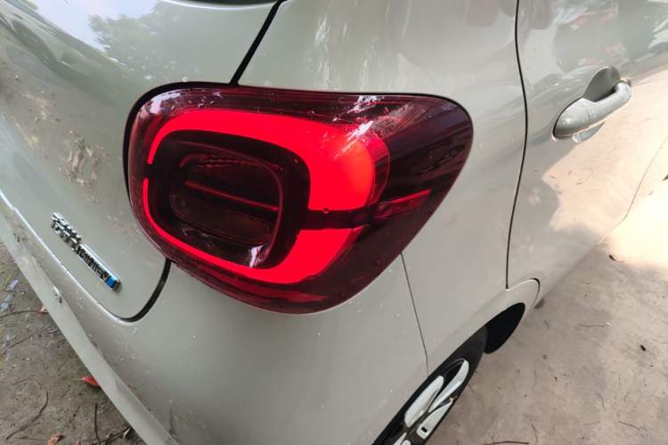 Used Wuling Hongguang MINIEV 2025 Four-Door Version Advanced Edition Right Rear Taillight