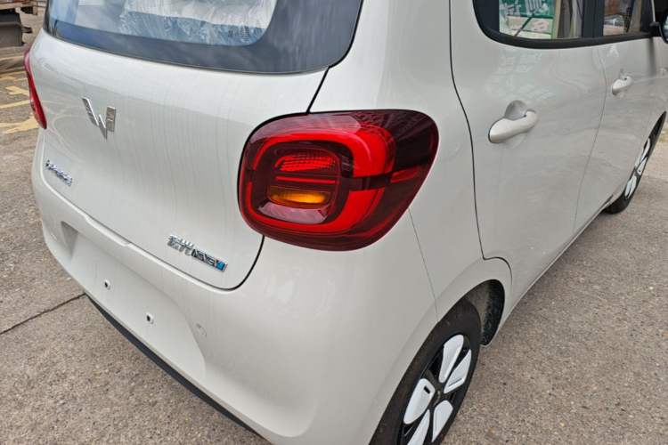 Used Wuling Hongguang MINIEV 2025 Four-Door Version Advanced Edition Right Rear Taillight