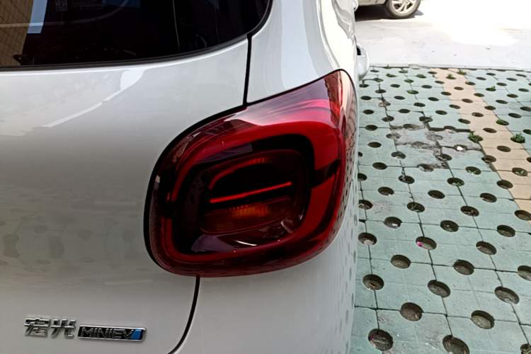 Used Wuling Hongguang MINIEV 2025 Four-Door Version Premium Edition Right Rear Taillight