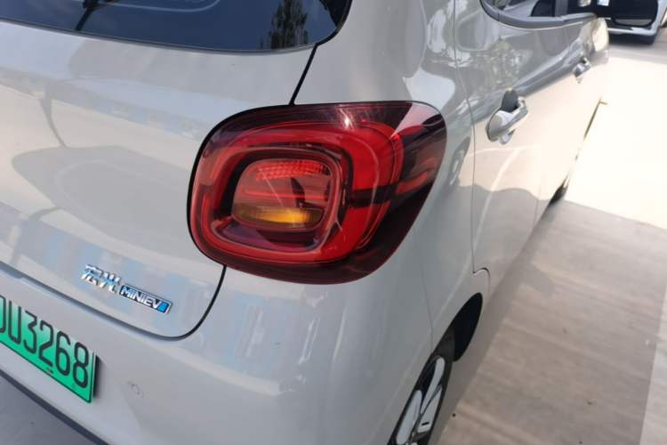 Used Wuling Hongguang MINIEV 2025 Four-Door Version Advanced Edition Right Rear Taillight