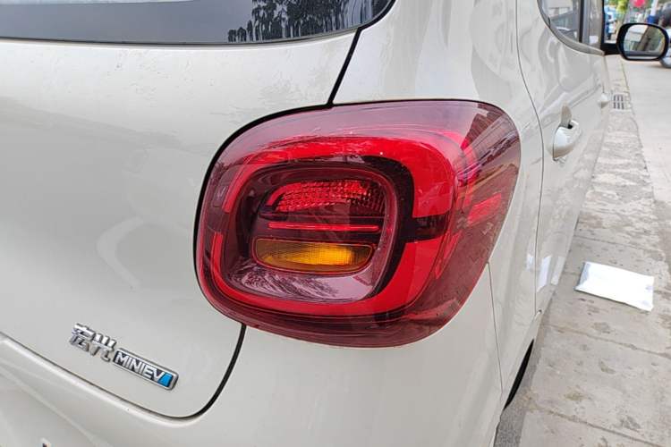 Used Wuling Hongguang MINIEV 2025 Four-Door Version Advanced Edition Right Rear Taillight