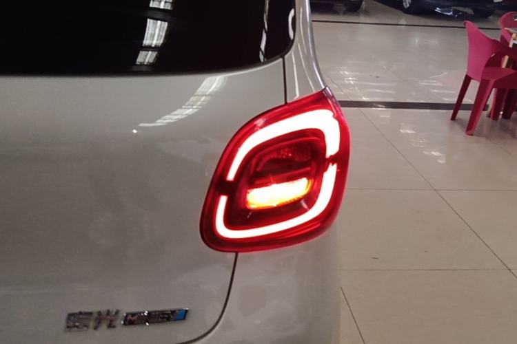 Used Wuling Hongguang MINIEV 2025 Four-Door Version Advanced Edition Right Rear Taillight