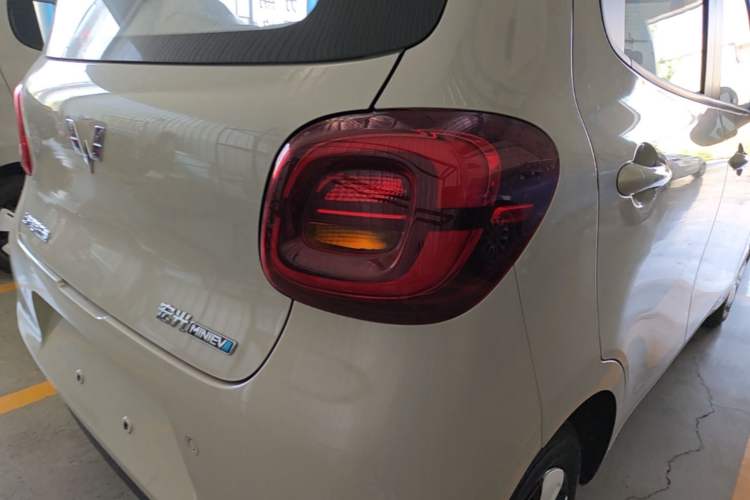 Used Wuling Hongguang MINIEV 2025 Four-Door Version Advanced Edition Right Rear Taillight