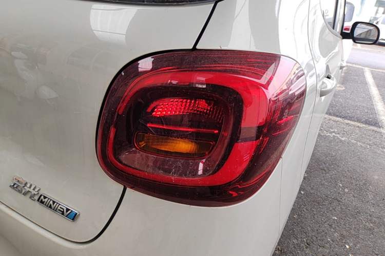 Used Wuling Hongguang MINIEV 2025 Four-Door Version Advanced Edition Right Rear Taillight