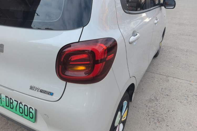 Used Wuling Hongguang MINIEV 2025 Four-Door Version Premium Edition Right Rear Taillight