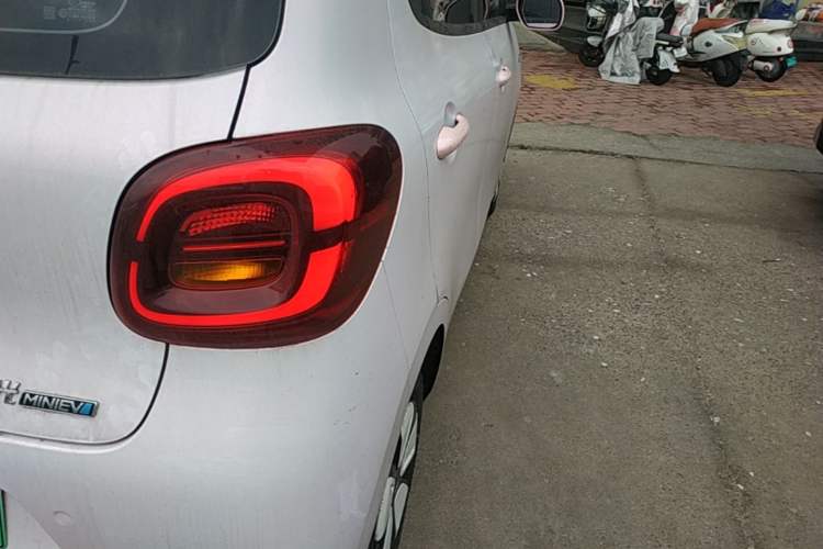Used Wuling Hongguang MINIEV 2025 Four-Door Version Advanced Edition Right Rear Taillight