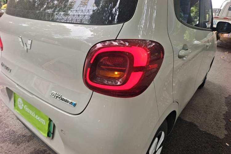 Used Wuling Hongguang MINIEV 2025 Four-Door Version Advanced Edition Right Rear Taillight