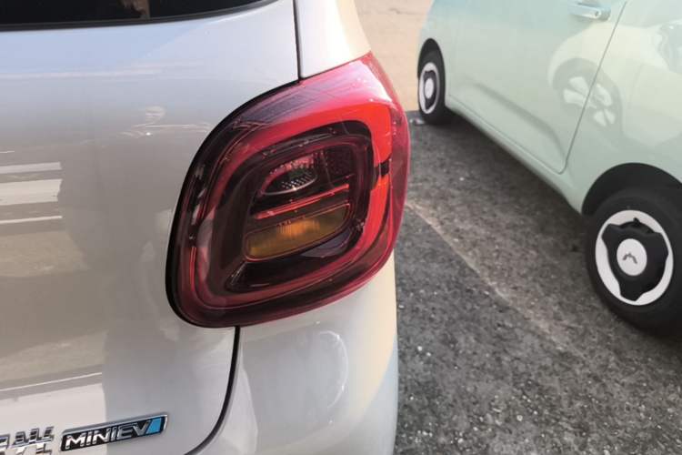 Used Wuling Hongguang MINIEV 2025 Four-Door Version Advanced Edition Right Rear Taillight