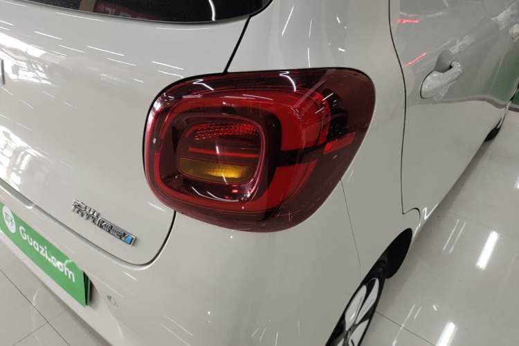 Used Wuling Hongguang MINIEV 2025 Four-Door Version Advanced Edition Right Rear Taillight