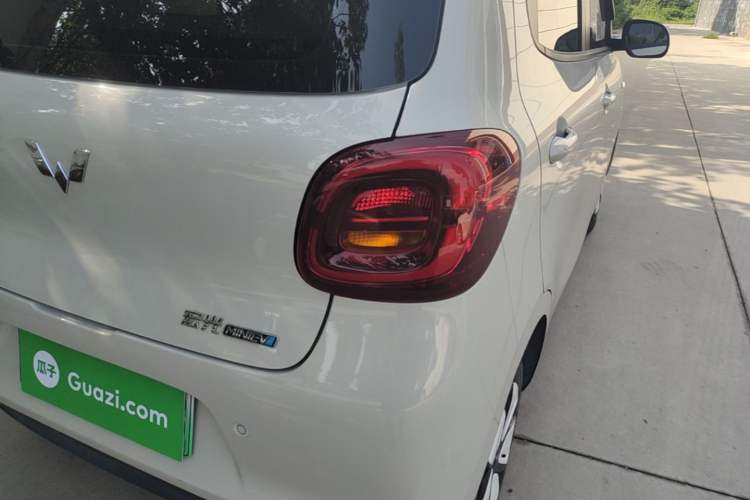 Used Wuling Hongguang MINIEV 2025 Four-Door Version Advanced Edition Right Rear Taillight