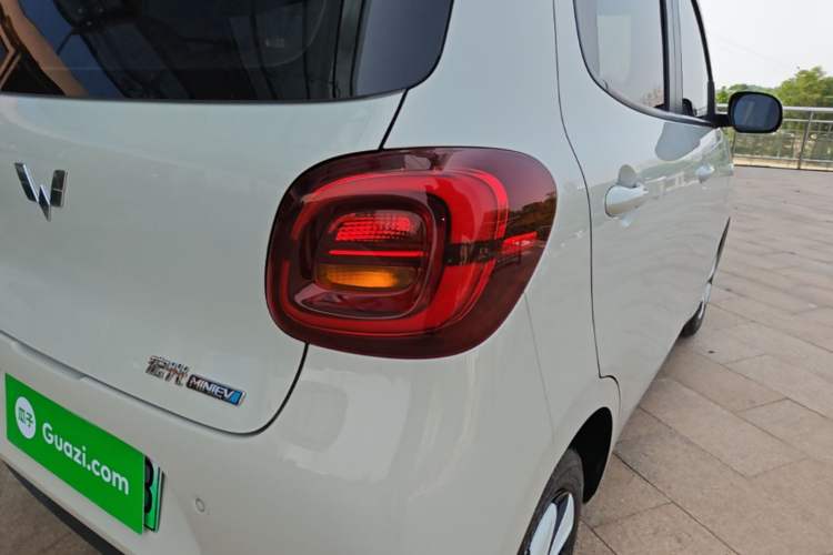 Used Wuling Hongguang MINIEV 2025 Four-Door Version Advanced Edition Right Rear Taillight