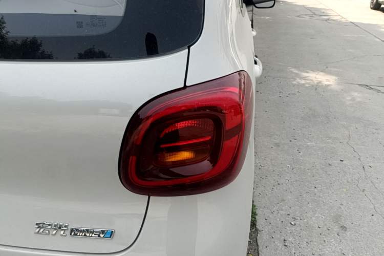 Used Wuling Hongguang MINIEV 2025 Four-Door Version Advanced Edition Right Rear Taillight