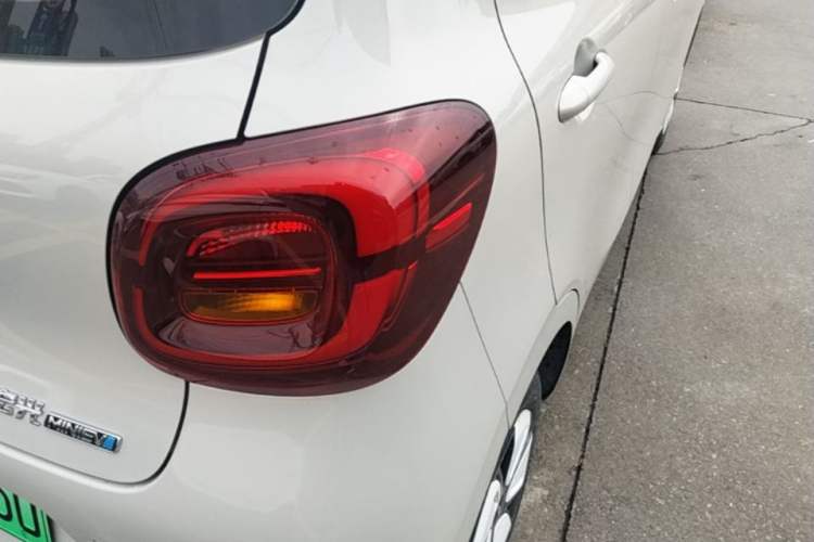 Used Wuling Hongguang MINIEV 2025 Four-Door Version Advanced Edition Right Rear Taillight