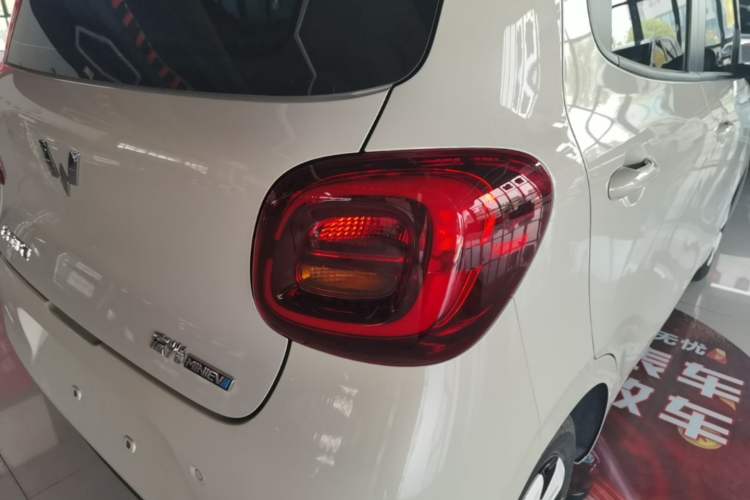 Used Wuling Hongguang MINIEV 2025 Four-Door Version Advanced Edition Right Rear Taillight